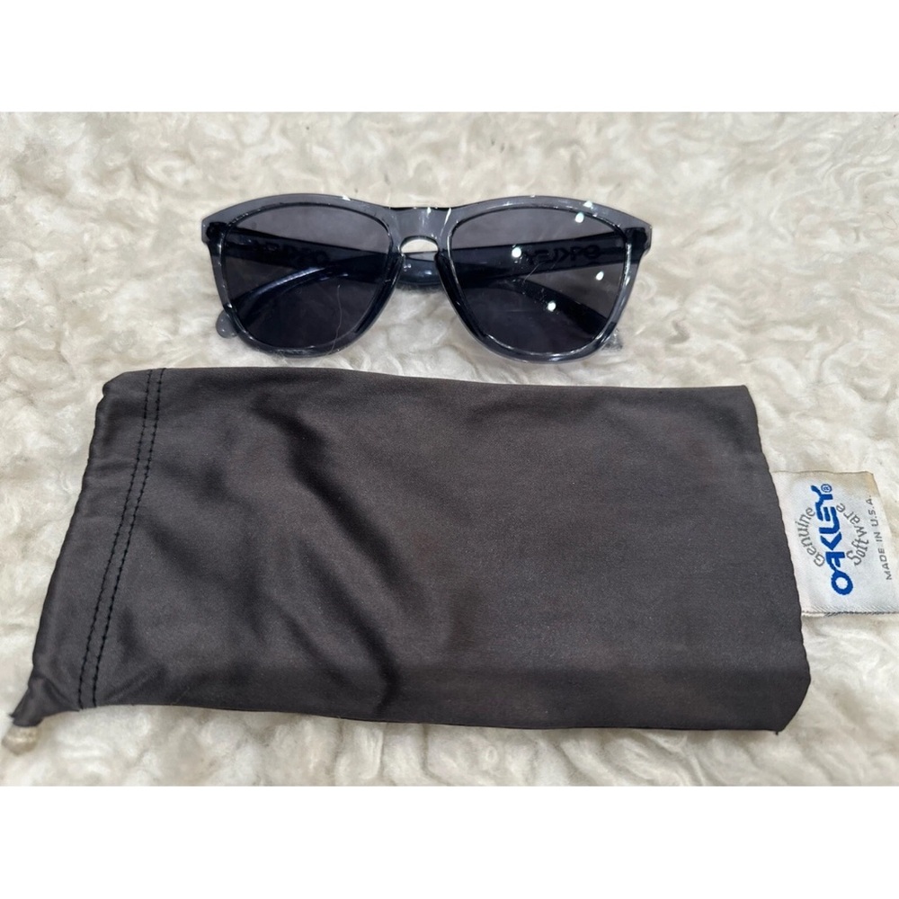 VINTAGE OAKLEY WOMANS SUNGLASSES W CASE PREOWNED